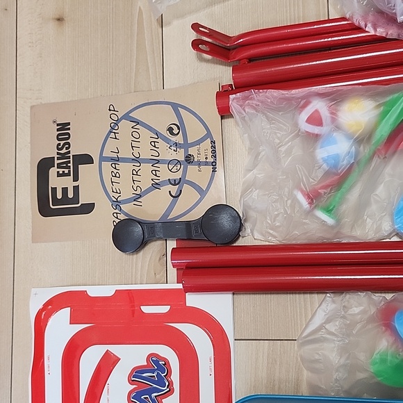 Basketball hoop + darts can be played on the back - Picture 13 of 14